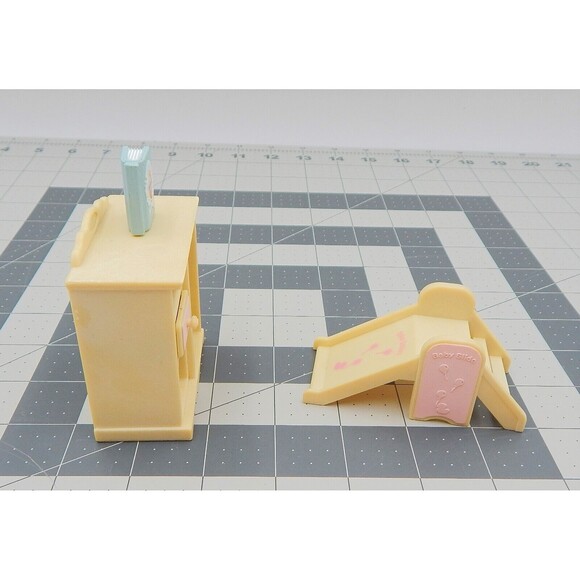 Calico Critters Sylvanian Families Nursery Pieces Dresser Slide Photo Book Album - Picture 2 of 8
